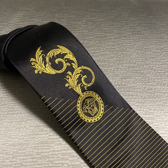 Versace a vintage Medusa tie - Picture 3 of 6